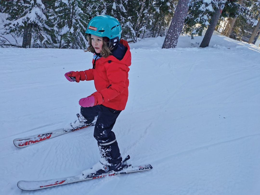 SLALÅM MED DE MINSTE: Tiril (6) holder prate- og kjørefart i Trysil. Foto: Gunhild Aaslie Soldal slalåm barn trysil