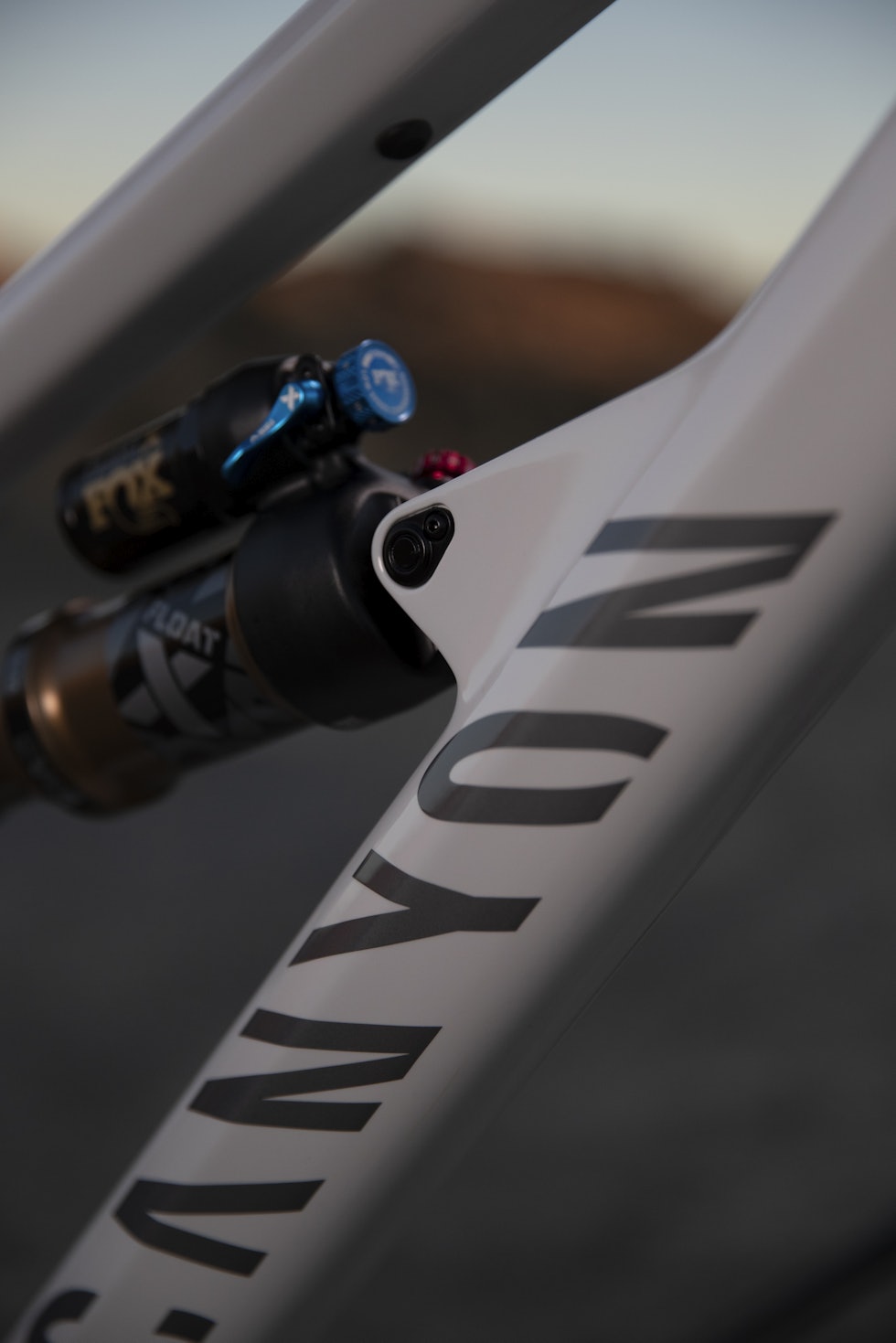 IDIOT-SIKRING: Gjengeinnsatsen i demperfestet kan byttes Canyon Spectral 125