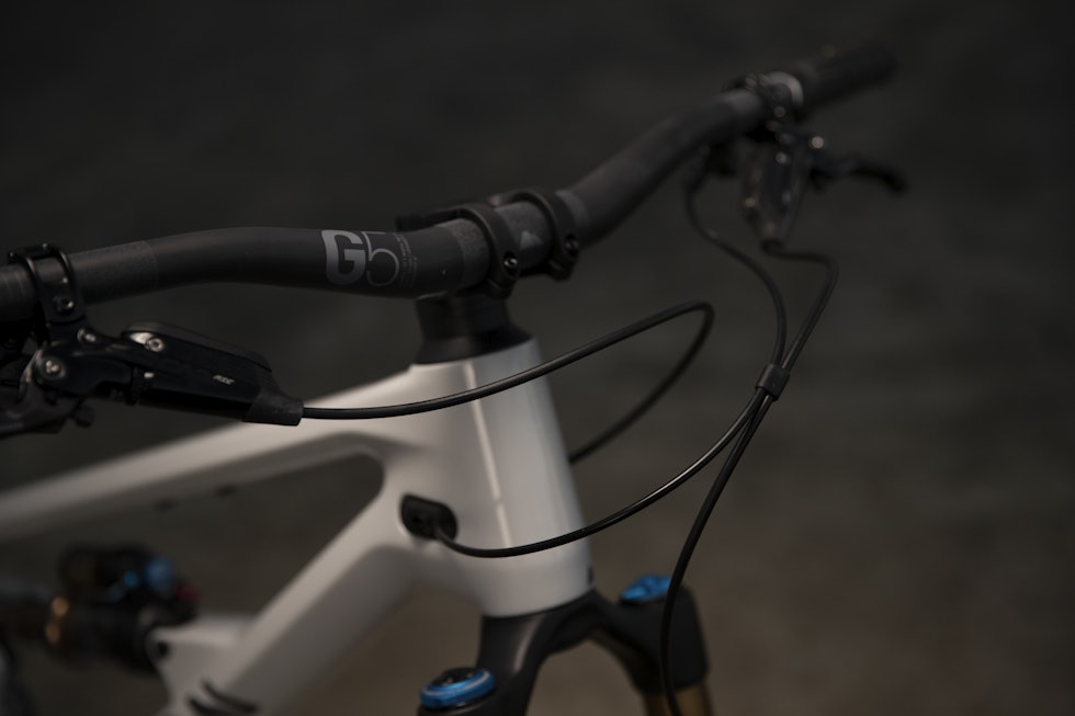 SELVGJORT: Stem og styre er Canyons egne G5-komponenter. Solide nok til Rampage Canyon Spectral 125