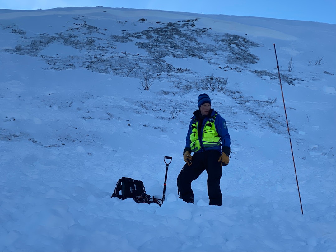 STORT: Snøskredet tok med sel all snøen og gikk helt ned til bakken. Foto: Dag Nordli skipatruljemann foran snøskred