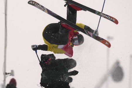 UHEDLIG: Både kameramannen og Jon Sallinen var uheldige under nattens half pipe-kvalifiseringen. Her er han på vei rett mot han. Foto: AP Jon Sallinen i OL.