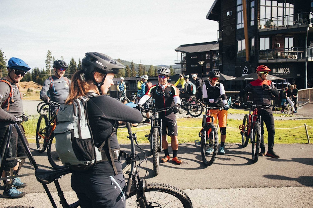 ANBEFALES: På sykkelfestivaler kan du som regel både få testet ulike sykler og melde deg på fellesturer. Et supert tiltak hvis du er nysgjerrig på stisykling og vil prøve litt før du investerer.  Foto: Kristoffer H. Kippernes. terrengsykkel dame