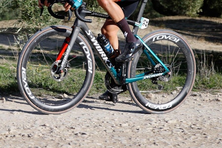 UT MED SLANGEN? Emanuell Buchmannvar en av flere ryttere med slangeløst oppsett fra Bora-Hansgrohe denne uken. Foto: Cor Vos.  UT MED SLANGEN? Emanuell Buchmannvar en av flere ryttere med slangeløst oppsett fra Bora-Hansgrohe denne uken. Foto: Cor Vos.