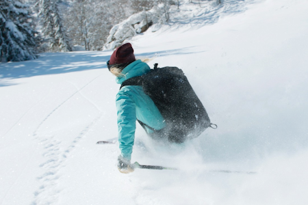 SKILEK: Vi fikk bare prøvd en brøkdel av de mange nydelige nedkjøringene rundt Akhorm. Her har Linn Cecilie Mæhlum har et friminutt fra jobben som representant for ungdoms- OL og kan bare nyte nysnøen. Foto: Johan Wildhagen Linn Cecilie Mæhlum i Kina