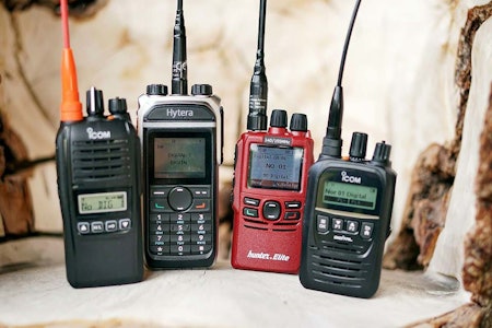 Jaktradio lar deg kommunisere effektivt med resten av jaktlaget. Vi tester digitale jaktradioer, slik at du finner beste radio til din jakt.  Hytera, Hunter og Icom jaktradio