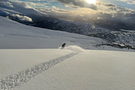 MYE SNØ: Stryn har virkelig fått et påfyll av snø den siste tiden. Her kjører Jon-Erik Nedreberg på Stryn vinterski. Foto: Einar Løken Snowboarder på Stryn Vinterski.