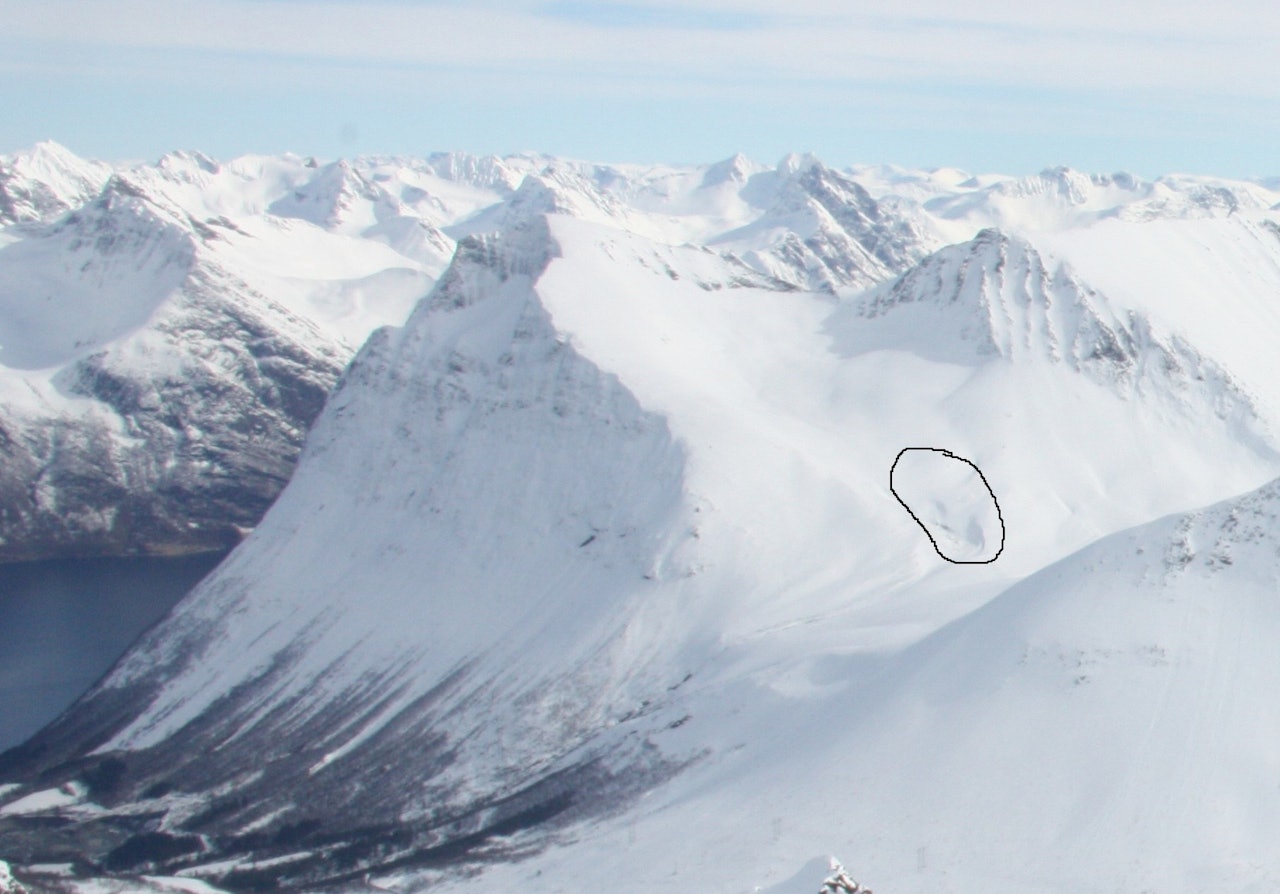 ULYKKESSTEDET: Snøskredet hvor den 17 år gamle kvinnen ble skadet gikk i området merket med svart. Foto: Volda og Ørsta Røde Kors skredgruppe fjell med snø