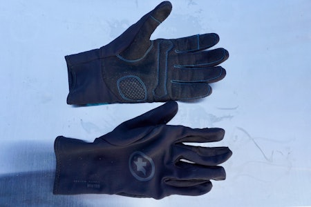 BEST PÅ VÅREN: Assos Winter gloves fungerer best i noen plussgrader. Foto: Øyvind Aas Assos Winter Gloves