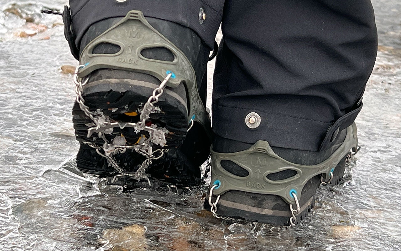 TIL HVERDAGS OG FEST:  Snowline Trail brodder Jeger iført snowline trail brodder går i vannet