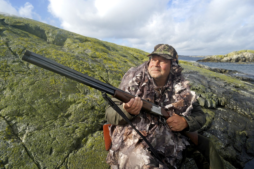 Smelter inn: Kamuflasjeklær og en passende plassering i en sprekk nær sjøen er nødvendig for at skarvene ikke skal bli skeptiske. Magnus Widell har tatt plass i ei kløft. Nå kan skarven komme Smelter inn: Kamuflasjeklær og en passende plassering i en sprekk nær sjøen er nødvendig for at skarvene ikke skal bli skeptiske. Magnus Widell har tatt plass i ei kløft. Nå kan skarven komme