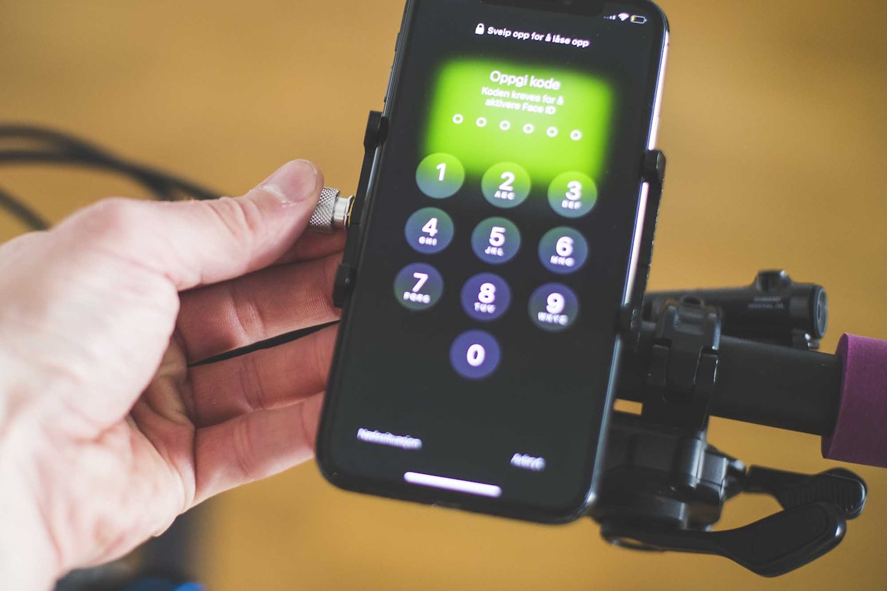 HELT ENKEL: Mobilholderen fra Biltema er ikke den mest imponerende i testen, men den holder mobilen fast på styret. Foto: Kristoffer H. Kippernes. mobilholder fra biltema på sykkelstyre