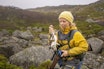 Endelig landkjenning: Elisabeth med barmarksesongens siste lirype, etter at været endelig slapp oss på land. Kvinnelig jeger med lirype på øya Seiland i Finnmark
