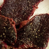 RØDT: Kjøttet er saftig og har en mørk rødfarge. Selv amatører kan tilberede godt kobbekjøtt, så lenge man vet hvordan!