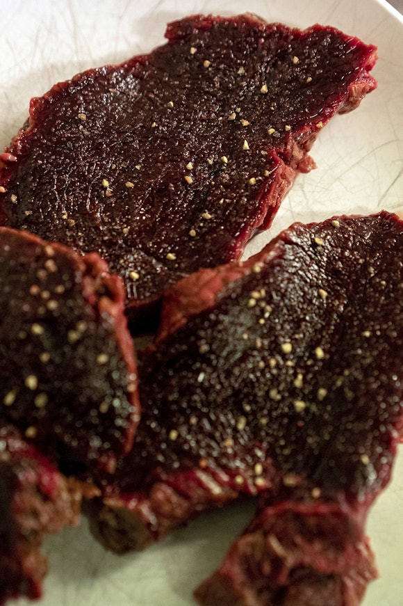 RØDT: Kjøttet er saftig og har en mørk rødfarge. Selv amatører kan tilberede godt kobbekjøtt, så lenge man vet hvordan!