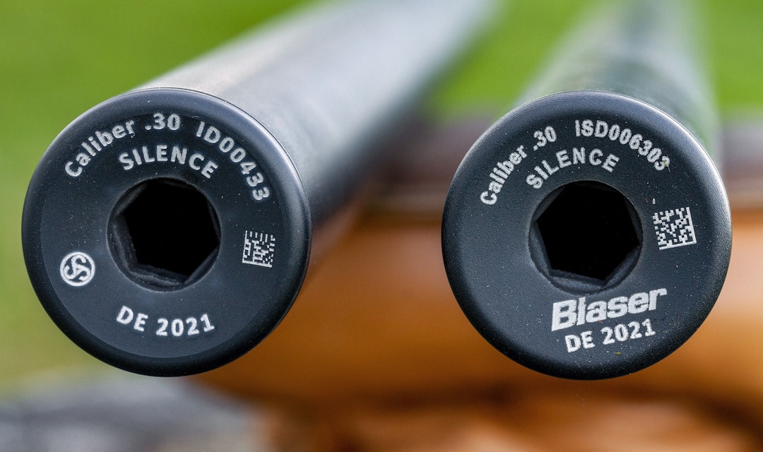 Blaser R8 Ultimate Silence og Sauer 404 Silence er modeller med heldempet løp. Vi tester hvilken som er best. Nærbilde av munningen på Blaser R8 Ultimate Silence og Sauer 404 Silence under test