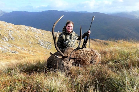 Kristin Fossmo felte drømmehjorten under jakt på returbukker i Skottland. Foto: Johan Trygve Solheim. Jeger i Skottland under stalking etter hjort og bukker