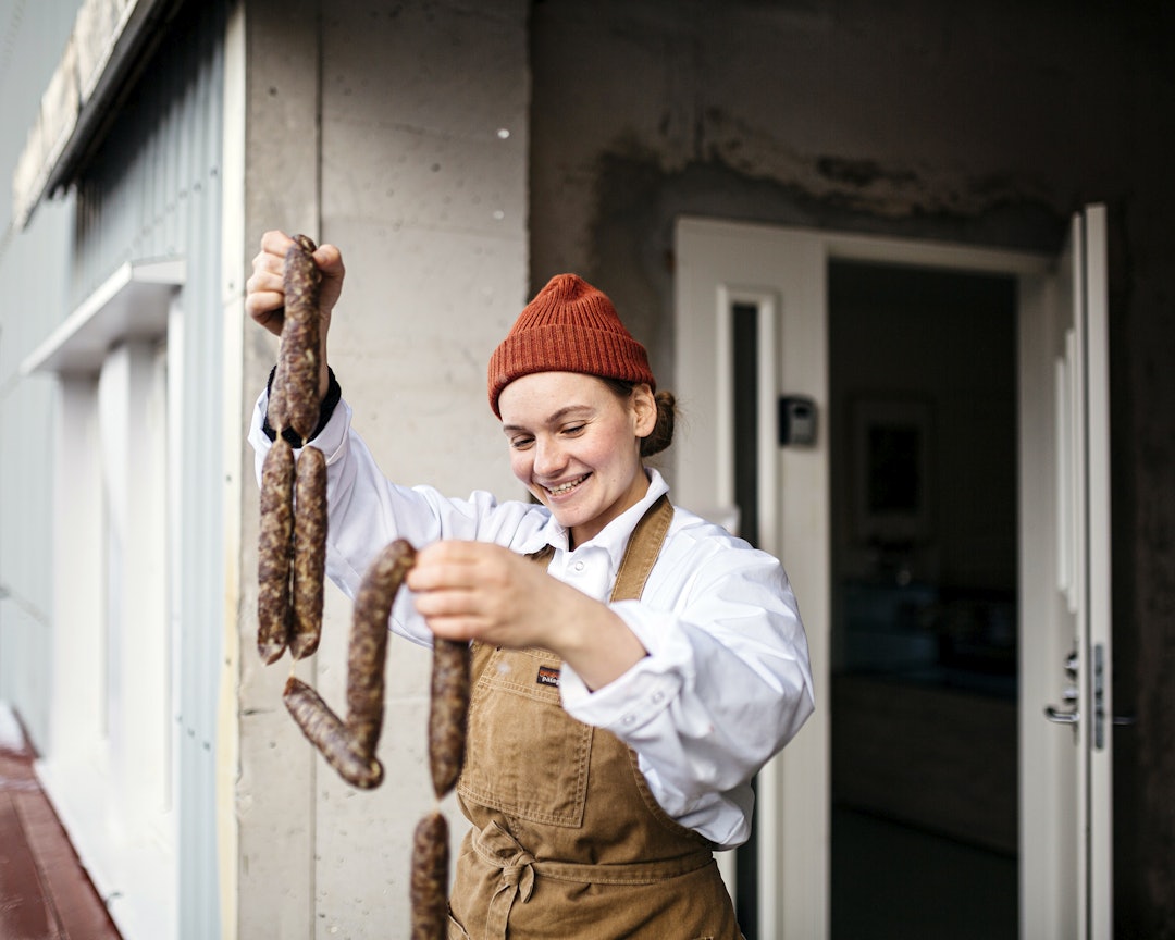 Elgpølser: Astrid Regine har åpnet Matverkstedet i Steigen, hvor hun kjøper slakt fra jegere og blant annet lager kortreiste elgpølser. Foto: Karoline O.A. Pettersen