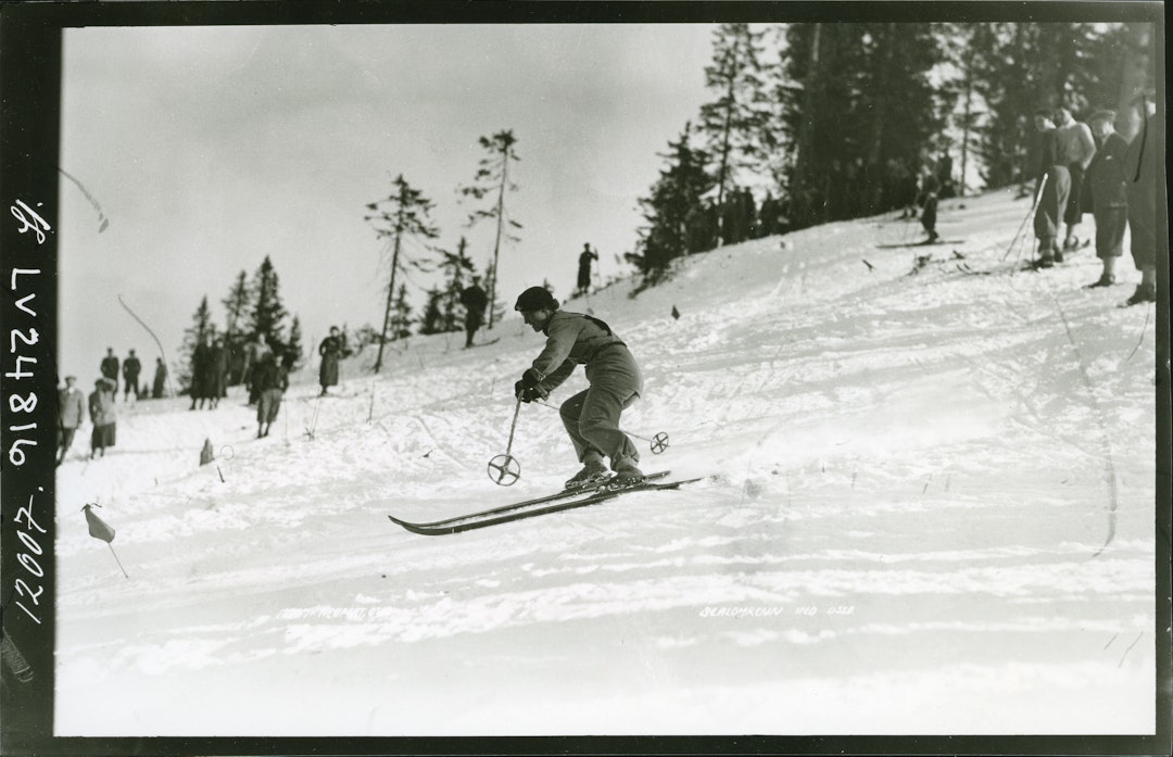 En kvinnelig skiløper utviser god skiteknikk i Tryvann i 1934