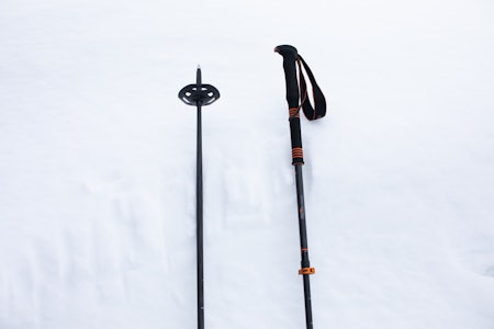 Komperdell Carbon C2 Ultralight Orange skistav i snø
