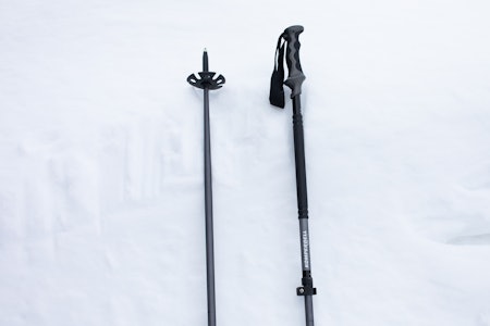 Komperdell Titanal Summit skistaver i snø