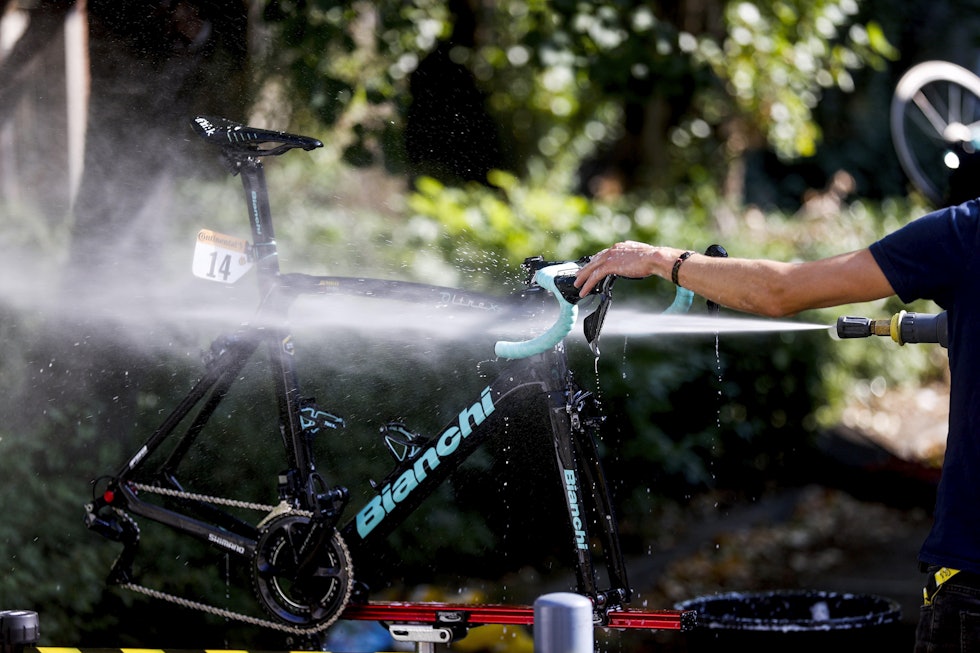 HØYTRYKKSVASK: En mekaniker i Jumbo-Visma vasker en Bianchi-sykkel under Tour de France. Med høytrykkspyler, så klart. Foto: Cor Vos sykkelvask høytrykkspyler