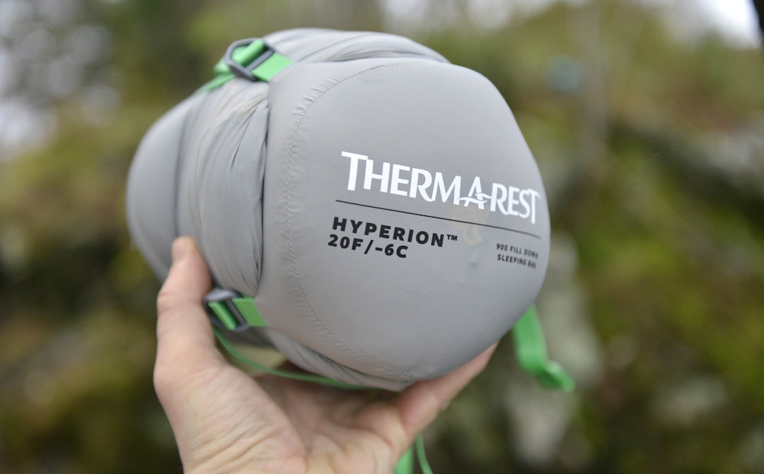 PAKKVOLUM: I komprimert tilstand tar ikke denne soveposen stor plass i sekken, 15 x 20 cm. Foto: Egill Danielsen thermarest hyperion sovepose komprimert