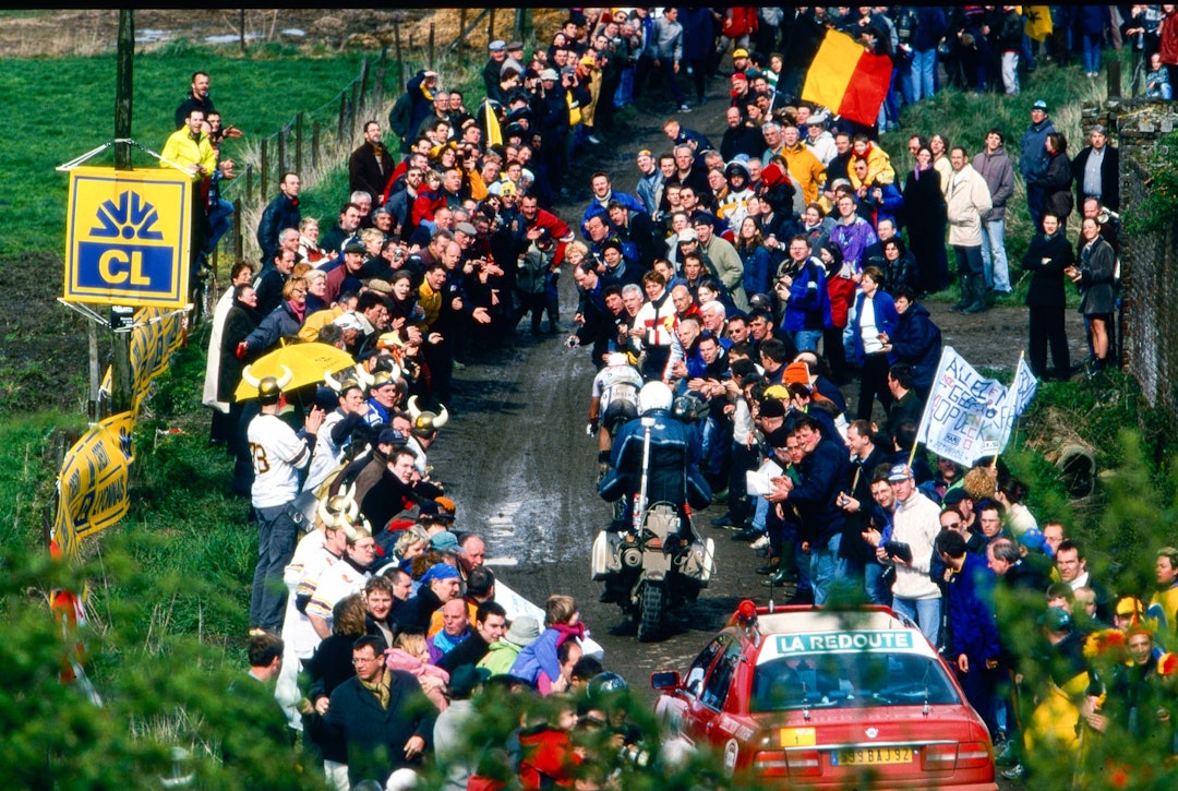 UBALANSE: Belgiske fans har tatt stand ute på et jorde, Paris-Roubaix 2001. Belgierne elsker Paris-Roubaix, men franskmennene er slettes ikke like ivrige på å heie i Flandern rundt. Foto: Cor Vos. 