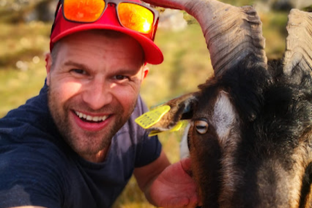 Jon Håvard Strømsnes - i denne anledningen avbilda med en geit.  Jon Håvard Strømsnes - i denne anledningen avbilda med en geit.