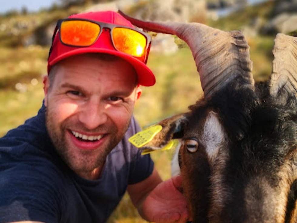 Jon Håvard Strømsnes - i denne anledningen avbilda med en geit. Jon Håvard Strømsnes - i denne anledningen avbilda med en geit.