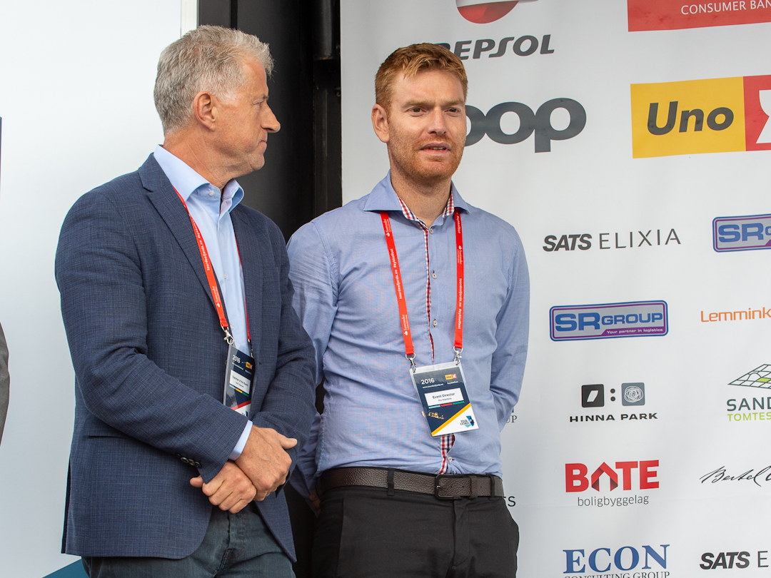RAKRYGGET: Roy Hegreberg (til høyre) har tidligere nektet tvilsomme lag å delta i ritt på norsk jord. Nå risikerer han å måtte nekte en lokal utøver deltagelse i Tour of Norway. Arkivfoto fra Tour des Fjords 2018: Kjetil Birkedal Pedersen.