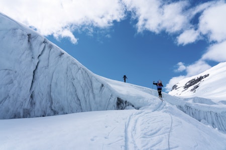 Trø lett. Stort sett heile turen over Jostedalsbreen går på snødekt bre, men i Småttene stikk blåisen fram, og vi kjenner det godt i magen der vi snirklar oss fram mellom sprekkene. Her er det som ei anna side av breen kjem fram – ei løynd og farleg side, ein lokkande sirenesong frå breen sitt indre. Vi listar oss over. Trø lett. Stort sett heile turen over Jostedalsbreen går på snødekt bre, men i Småttene stikk blåisen fram, og vi kjenner det godt i magen der vi snirklar oss fram mellom sprekkene. Her er det som ei anna side av breen kjem fram – ei løynd og farleg side, ein lokkande sirenesong frå breen sitt indre. Vi listar oss over.