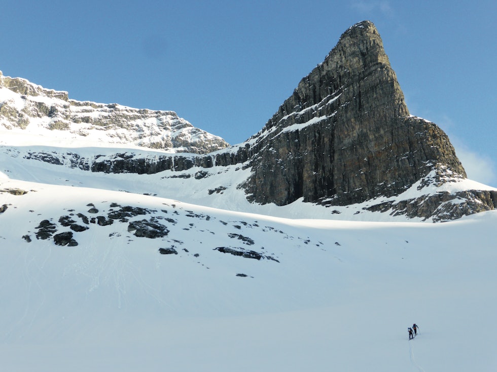SØRVEGGEN: Artikkelforfatteren og Per Ola Thingvold på vei opp, med Skarfjells flotte sørvegg foran seg. Her er mange klatreruter, og superklassikeren Sydøsthjørnet (5+) følger veggens høyre kant. Foto: Toralf Furseth