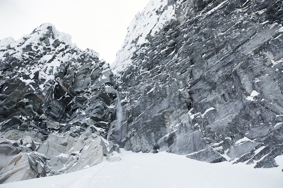 RAPPELL: Per Ola Thingvold sender ned litt snø i det han tar fatt på den siste og bratteste delen av nedfiringen.