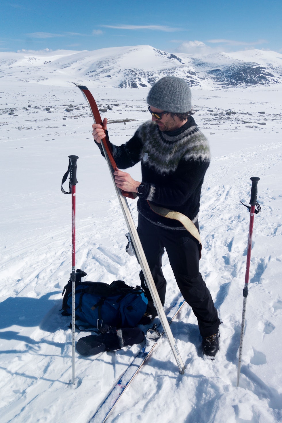 FELLER PÅ: Når det stiger brattere mot toppen av Snøhetta, gir ikke blåswix godt nok feste. Odin Sande legger feller under de gamle Åsnes-skiene. FELLER PÅ: Når det stiger brattere mot toppen av Snøhetta, gir ikke blåswix godt nok feste. Odin Sande legger feller under de gamle Åsnes-skiene.