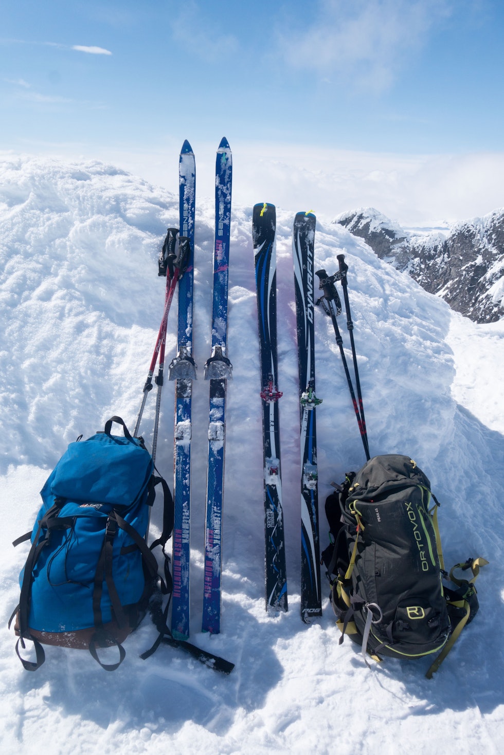 SKI ER SKI? Gamle telemarkski og superlette randoski gjorde samme nytte på turen til Snøhetta. Ny eller gammel ryggsekk er heller ikke avgjørende. SKI ER SKI? Gamle telemarkski og superlette randoski gjorde samme nytte på turen til Snøhetta. Ny eller gammel ryggsekk er heller ikke avgjørende.