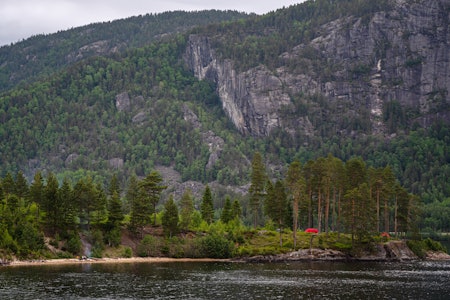 IDYLL: Mulighetene for idyllisk camp er gode et stykke under et av sørlandets fineste crag. IDYLL: Mulighetene for idyllisk camp er gode et stykke under et av sørlandets fineste crag.