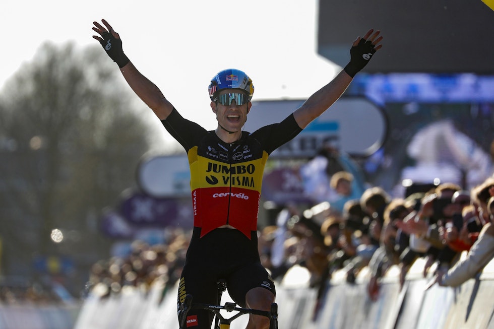 SEIER: Wout van Aert gikk alene og holdt unna for følgerne, og tok sin første seier i Omloop Het Nieuwsblad. Foto: Cor Vos wout van aert omloop het nieuwsblad