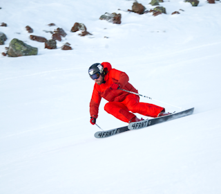 bilde av en som carver på ski