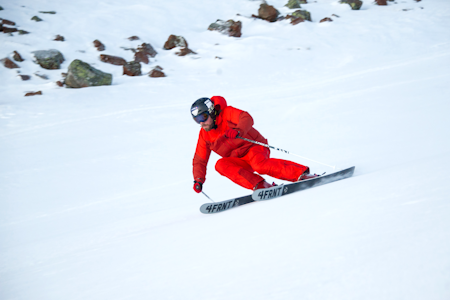 bilde av en som carver på ski