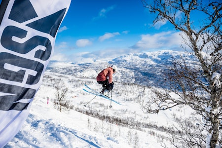 NEDSNØDD: Frikjøringskonkurransen under årets Fjellsportfestivalen måtte ta til takke med andrevalg på konkurranseområde, men det gikk temmelig bra. Her kjører Frida Stang. Foto: Kevin Breuer frikjøring på skii