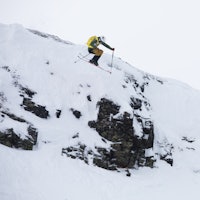 mann som hopper på ski