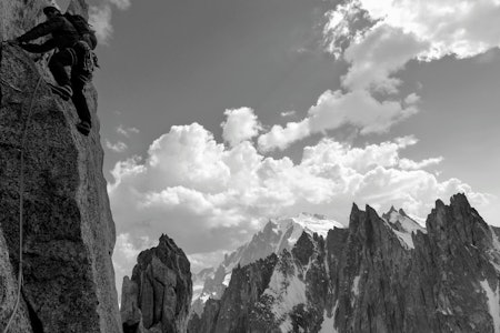 I AKSJON: Glenn Edvardsen på Aiguille du Grepon. Foto: Joakim Pedersen I AKSJON: Glenn Edvardsen på Aiguille du Grepon. Foto: Joakim Pedersen