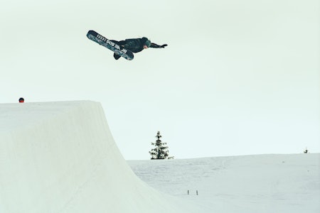 KLASSIKER: Oslo Kommune sørger for at Ståle Sandbech & Co kan se frem til enda en sesong i pipe og bigairarenaen i Wyller, Oslo. Foto: Christian Nerdrum Ståle Sandbech gjør en backside air i superpipen på åpningsdagen av Wyller Arena i Oslo