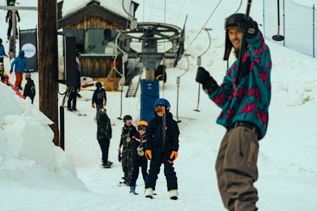 ÅPENT FOR ALLE: Brettprofil Len Roald Jørgensen må finne seg i å dele gratisheisen i Wyller Arena med alt fra nybegynnere til eksperter. Foto: Christian Nerdrum ÅPENT FOR ALLE: Brettprofil Len Roald Jørgensen må finne seg i å dele gratisheisen i Wyller Arena med alt fra nybegynnere til eksperter. Foto: Christian Nerdrum