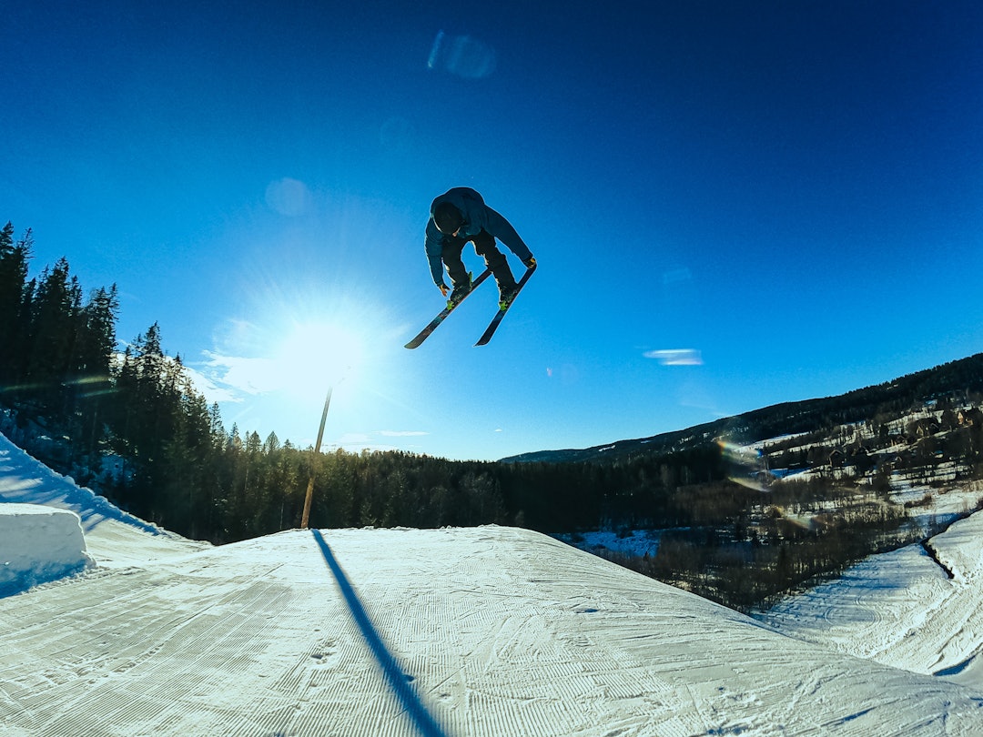 STORHOPPET: Thomas Dølplads holder gamle kunster ved like i Wyller. Foto: Christian Nerdrum Thomas Dølplads på big jump-en i Wyller. Foto: Christian Nerdrum
