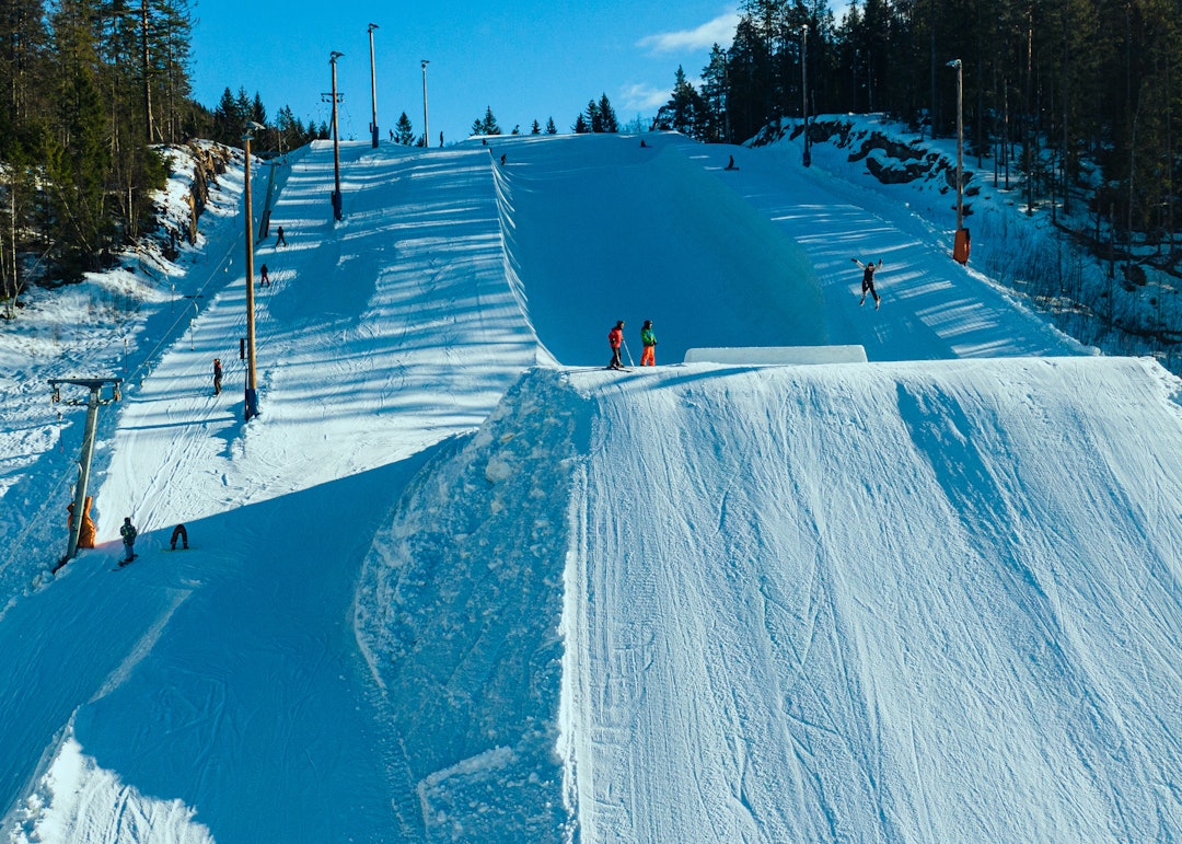 SOLID OPPLEGG: Midlene fra Oslo kommune gjør tilbudet i Wyller bedre for enda flere. Foto: Christian Nerdrum Dronebilde av Wyller Arena