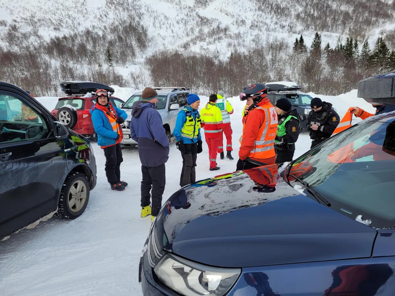 HENTET MED HELIKOPTER: Den 17 år gamle jenta ble skadet og hentet med helikopter. Nå viser det seg at hun kom fra ulykken uten varige men. Foto: Volda og Ørsta Røde Kors skredgruppe redningsmannskaper