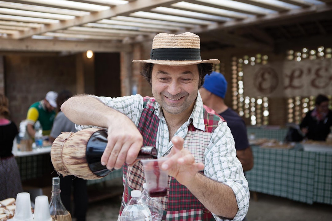 CHIANTI. Dagens første glass med noe rødt i serveres på rastestasjonen i Radi, midt i fjerde grussektor. Foto: tor Simen Ulstein. 