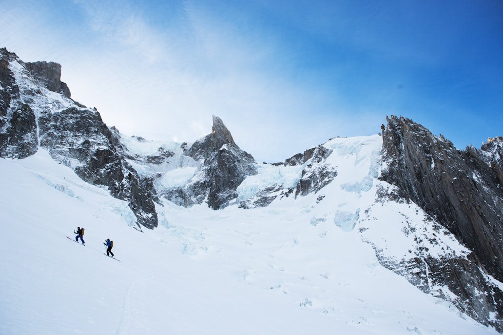 IKKE ET STED FOR Å SOMLE: Stian og Trygve på vei opp. Midt i bildet ses Gigantens Tann (Dente el Gigante på italiensk), et enormt spir som henger over Marbreé-breen på motsatt side. Denne ligger like over Courmayeur i Italia, og det er spirets form fra den siden som har gitt fjellet navn. På den franske siden – som vi ser her – har for øvrig begge de to brefallene blitt kjørt på ski. Da jeg tok dette bildet hadde vi nettopp kommet oss vekk fra utløpssonen til hengebreene. Man skal ikke somle for mye eller være veldig sent ute i den første delen av stigninga fra Vallee Blanche (som ligger til høyre for fotografen). IKKE ET STED FOR Å SOMLE: Stian og Trygve på vei opp. Midt i bildet ses Gigantens Tann (Dente el Gigante på italiensk), et enormt spir som henger over Marbreé-breen på motsatt side. Denne ligger like over Courmayeur i Italia, og det er spirets form fra den siden som har gitt fjellet navn. På den franske siden – som vi ser her – har for øvrig begge de to brefallene blitt kjørt på ski. Da jeg tok dette bildet hadde vi nettopp kommet oss vekk fra utløpssonen til hengebreene. Man skal ikke somle for mye eller være veldig sent ute i den første delen av stigninga fra Vallee Blanche (som ligger til høyre for fotografen).