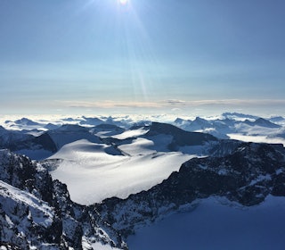 GALDHØPIGGEN: En vanlig rute opp fjellet er via Styggebreen fra Juvasshytta. Her kan man møte skjulte bresprekker. Foto: Cameron Hjelmstad. Galdhøpiggen i nydelig solvær